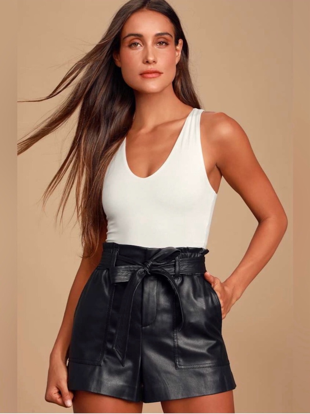 New Lulu's White V-Neck Ribbed Tank Size Small
